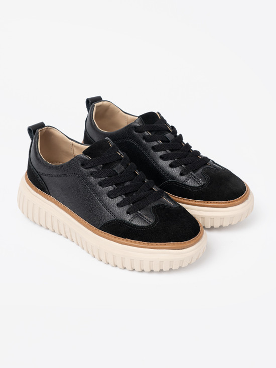 Čierne kožené sneakersy na béžovej platforme