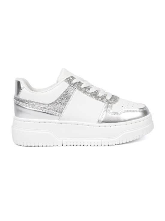 Bielo-strieborné sneakersy s lesklými detailmi