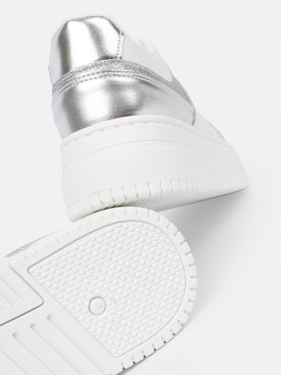 Bielo-strieborné sneakersy s lesklými detailmi