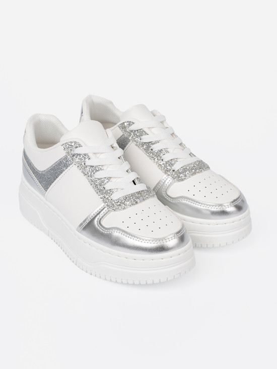 Bielo-strieborné sneakersy s lesklými detailmi