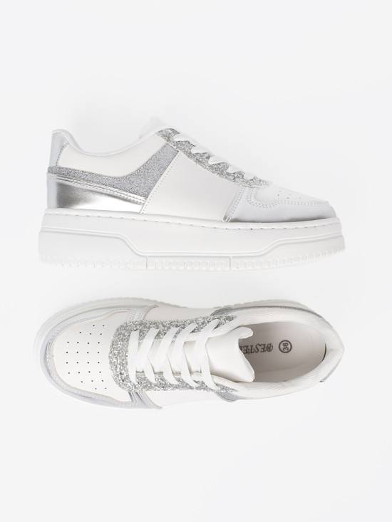 Bielo-strieborné sneakersy s lesklými detailmi