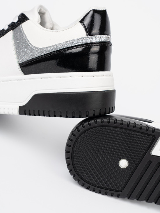 Čierno-biele sneakersy so striebornými detailmi