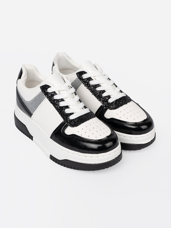 Čierno-biele sneakersy so striebornými detailmi