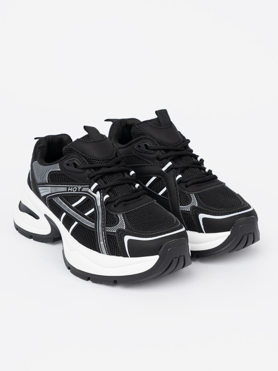 Čierne sneakersy s priedušným zvrškom a masívnou bielou podrážkou