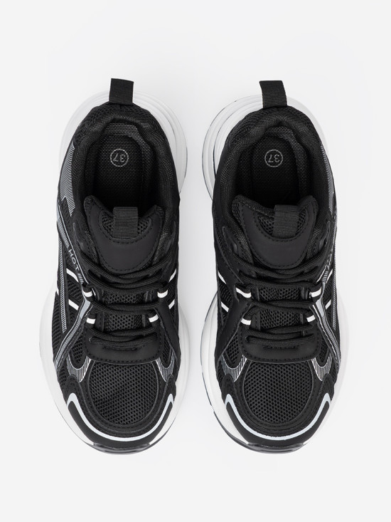 Čierne sneakersy s priedušným zvrškom a masívnou bielou podrážkou