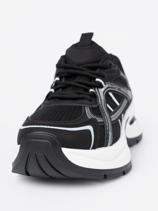 Čierne sneakersy s priedušným zvrškom a masívnou bielou podrážkou