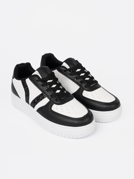 Štýlové čierno-biele sneakersy s trblietavými detailmi
