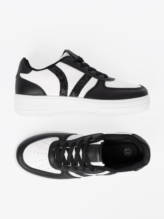 Štýlové čierno-biele sneakersy s trblietavými detailmi