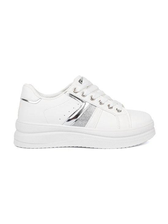Biele sneakersy s metalickým strieborným akcentom