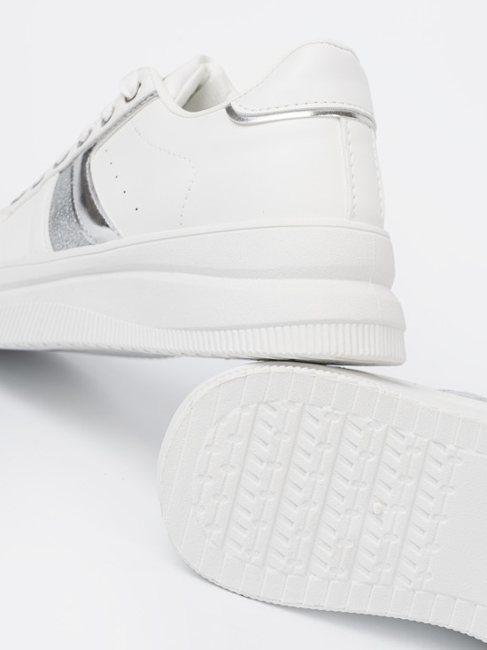 Biele sneakersy s metalickým strieborným akcentom