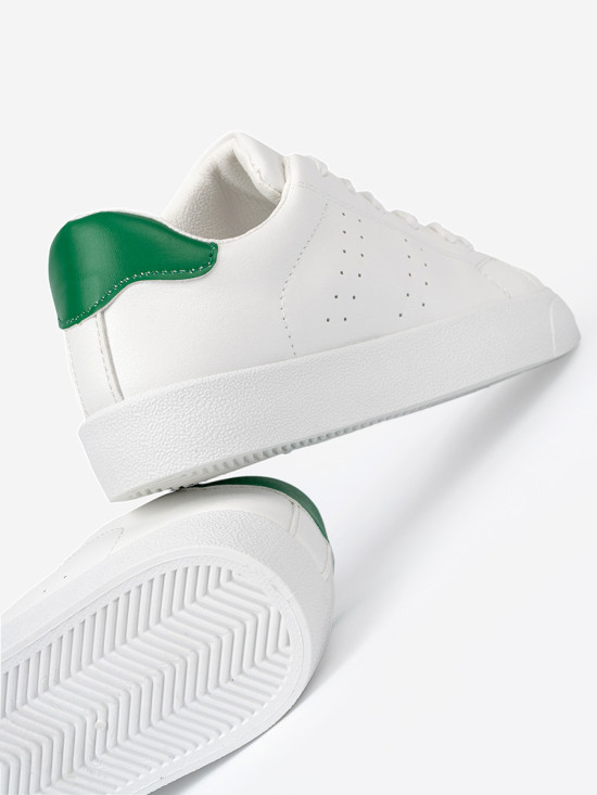 Klasické biele sneakersy so zeleným akcentom