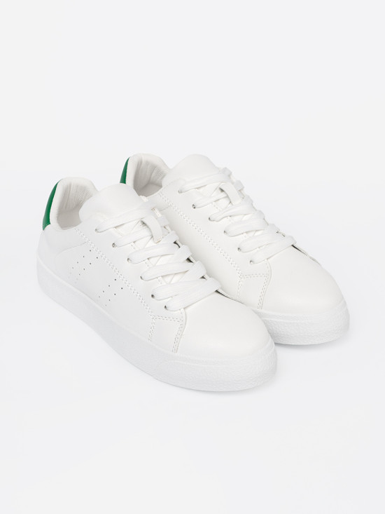 Klasické biele sneakersy so zeleným akcentom
