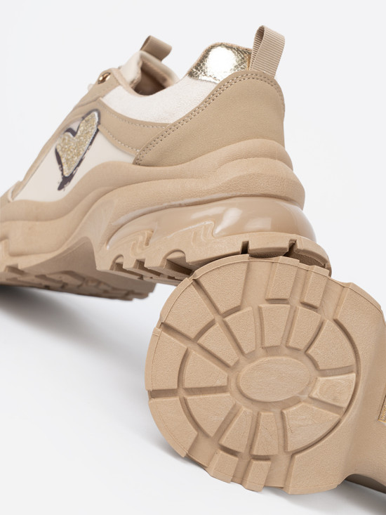 Béžové sneakersy s ozdobným zlatým srdcom