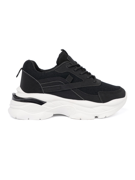 Čierne športové sneakersy na hrubej bielej podrážke