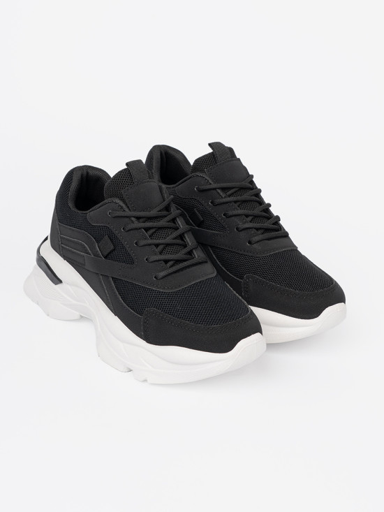 Čierne športové sneakersy na hrubej bielej podrážke