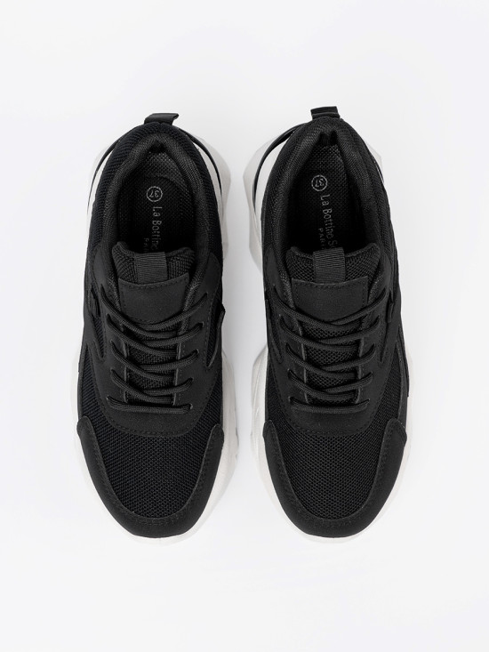 Čierne športové sneakersy na hrubej bielej podrážke