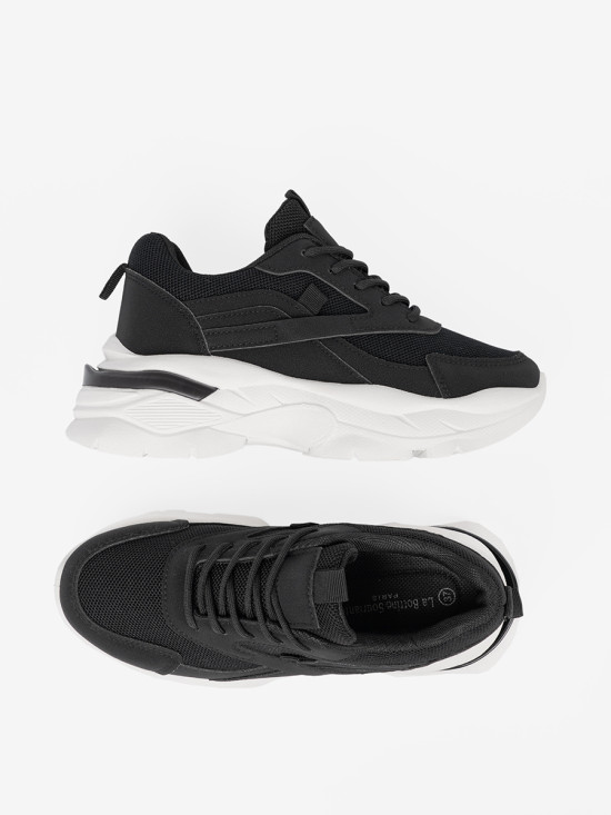 Čierne športové sneakersy na hrubej bielej podrážke