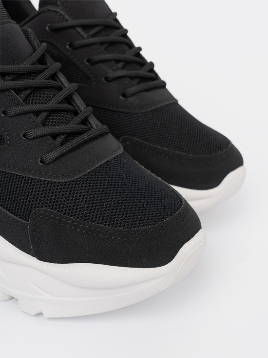 Čierne športové sneakersy na hrubej bielej podrážke