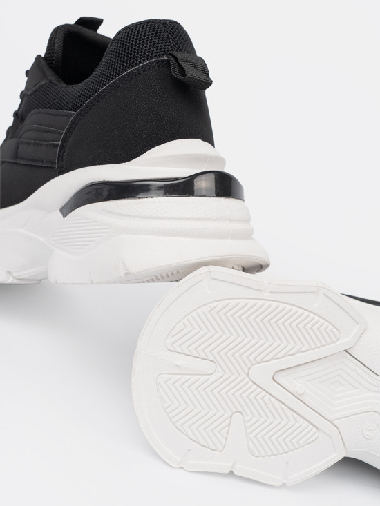 Čierne športové sneakersy na hrubej bielej podrážke