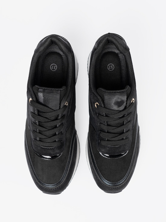 Čierne sneakersy s lesklými detailmi