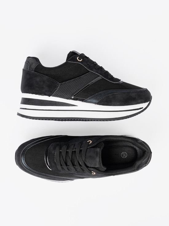 Čierne sneakersy s lesklými detailmi