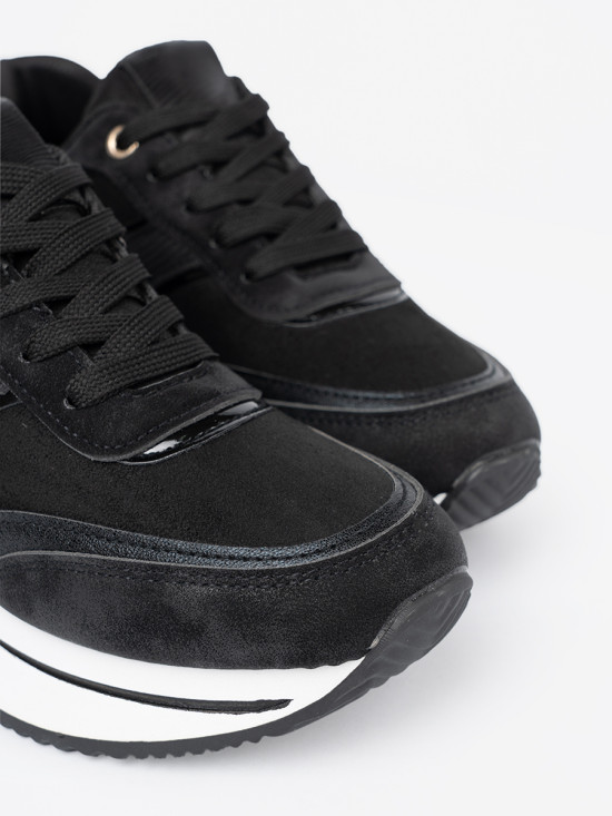 Čierne sneakersy s lesklými detailmi