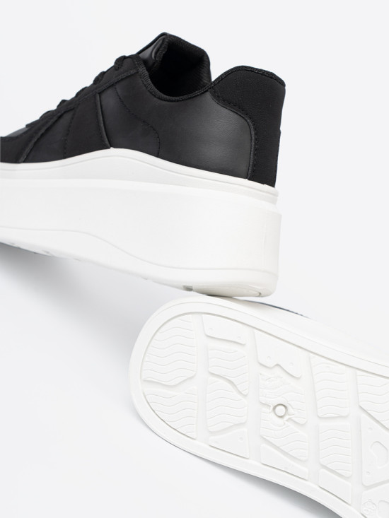 Klasické čierne sneakersy na hrubej podrážke