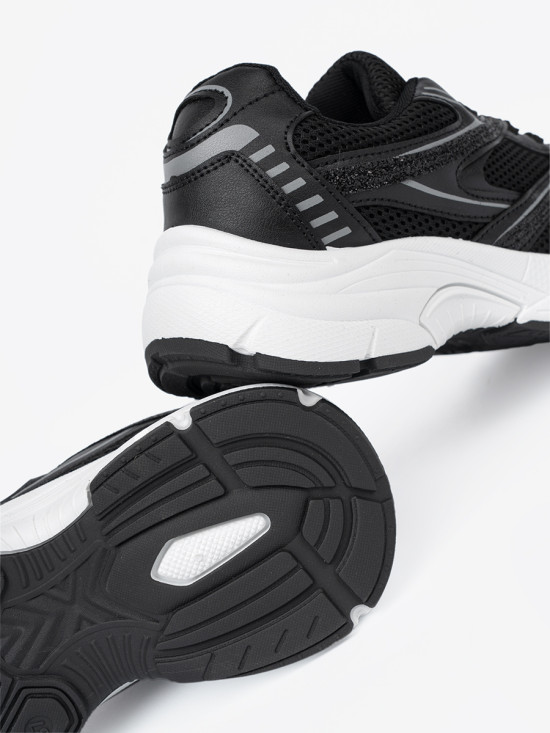 Čierne sneakersy so sieťovinou a bielou podrážkou