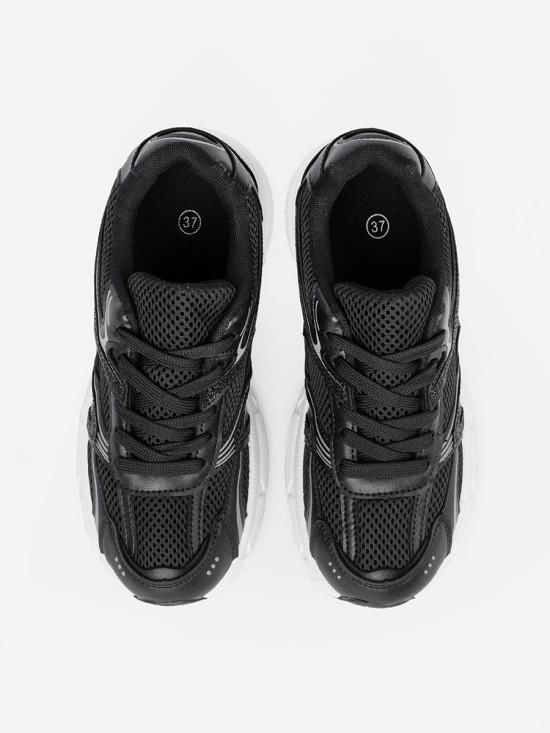 Čierne sneakersy so sieťovinou a bielou podrážkou