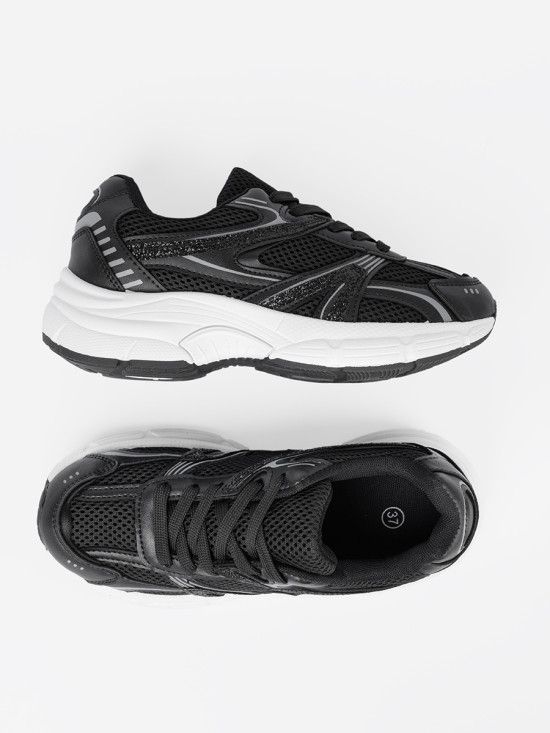 Čierne sneakersy so sieťovinou a bielou podrážkou