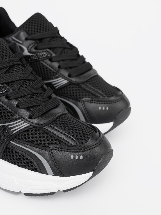 Čierne sneakersy so sieťovinou a bielou podrážkou