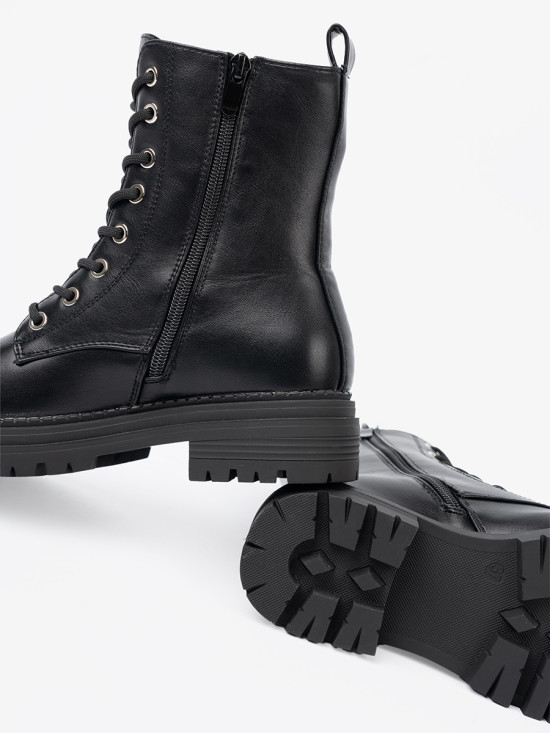 Štýlové čierne workery s kovovým detailom