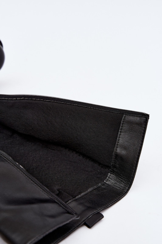 Čierne čižmy s ozdobným detailom na zips