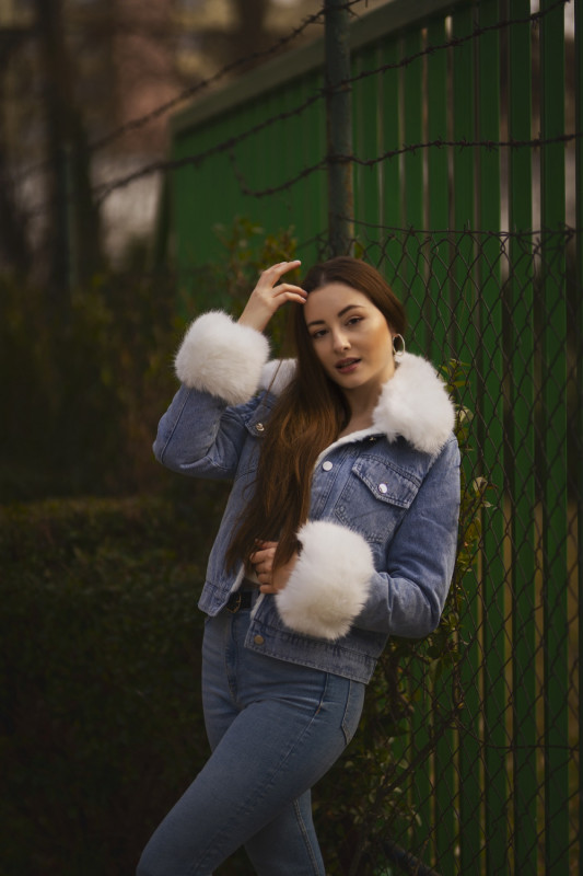 Sivá denimová bunda so sivou kožušinou