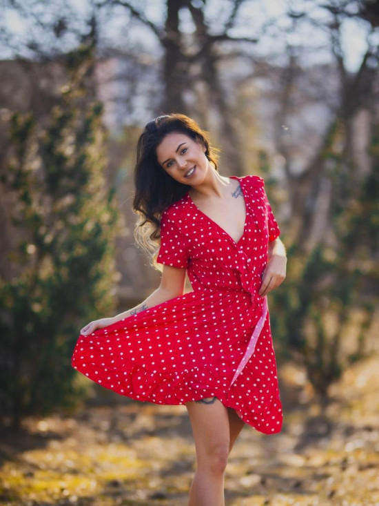 Červené bodkované šaty s volánmi