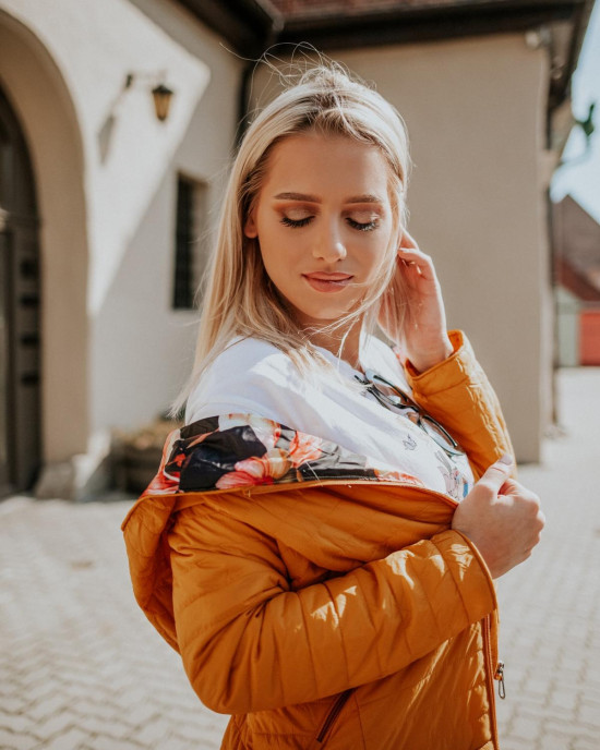 Červená bunda s kvetinovou podšívkou od LHD