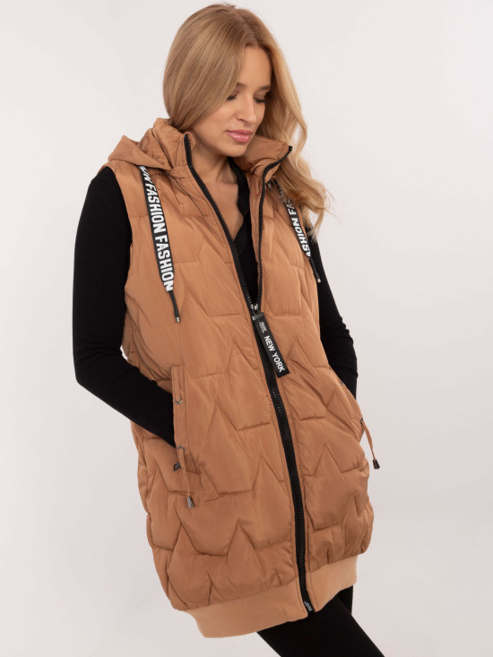 Pohodlná dámska vesta s kapucňou v camel farbe