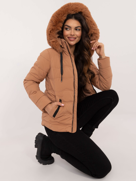 Pohodlná zimná bunda s kapucňou v camel farbe