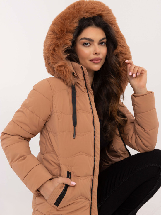 Pohodlná zimná bunda s kapucňou v camel farbe