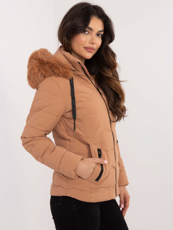 Pohodlná zimná bunda s kapucňou v camel farbe