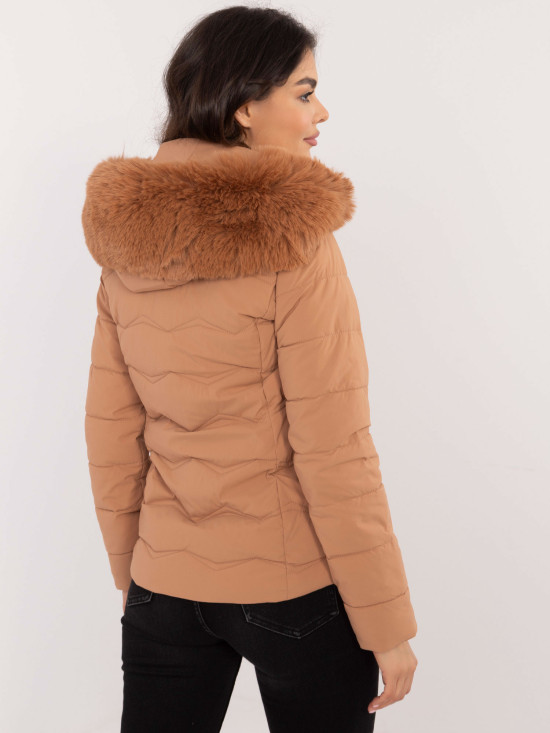 Pohodlná zimná bunda s kapucňou v camel farbe
