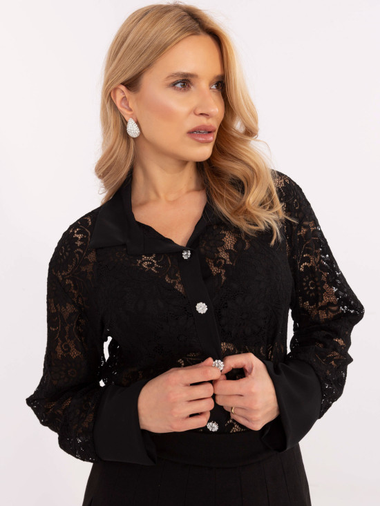 Elegantná čierna blúzka s čipkou