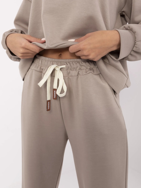 Štýlový komplet v tmavobéžovej farbe