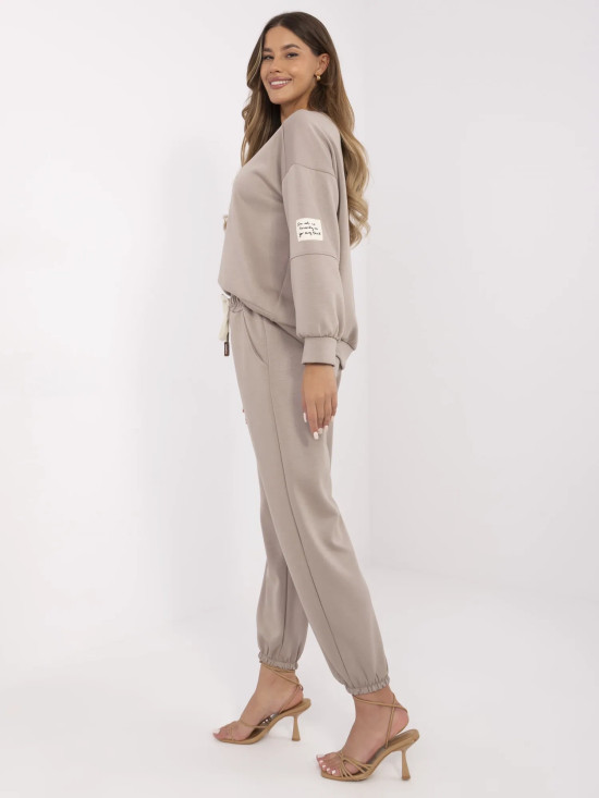 Štýlový komplet v tmavobéžovej farbe