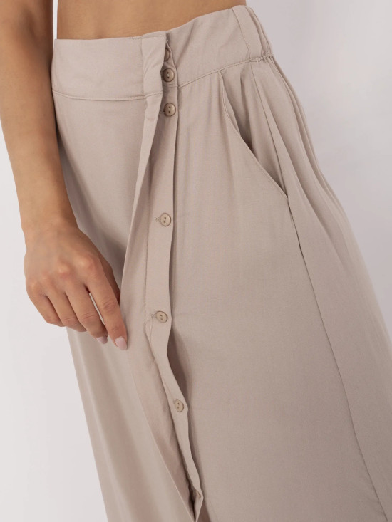 Elegantná midi sukňa v béžovej farbe