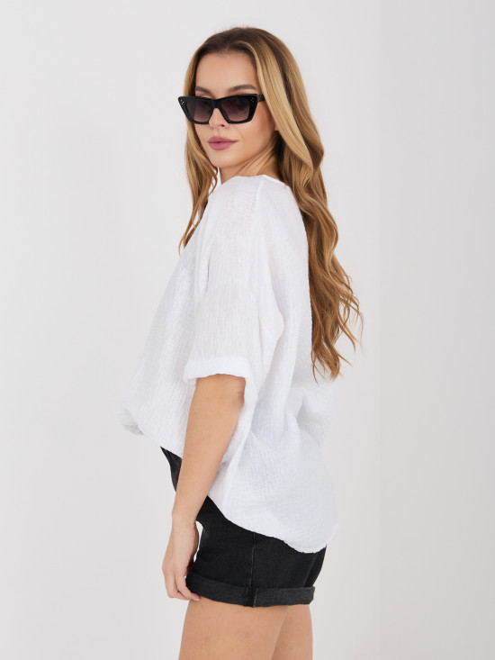 Biela blúzka s V-výstrihom a textúrovaným materiálom