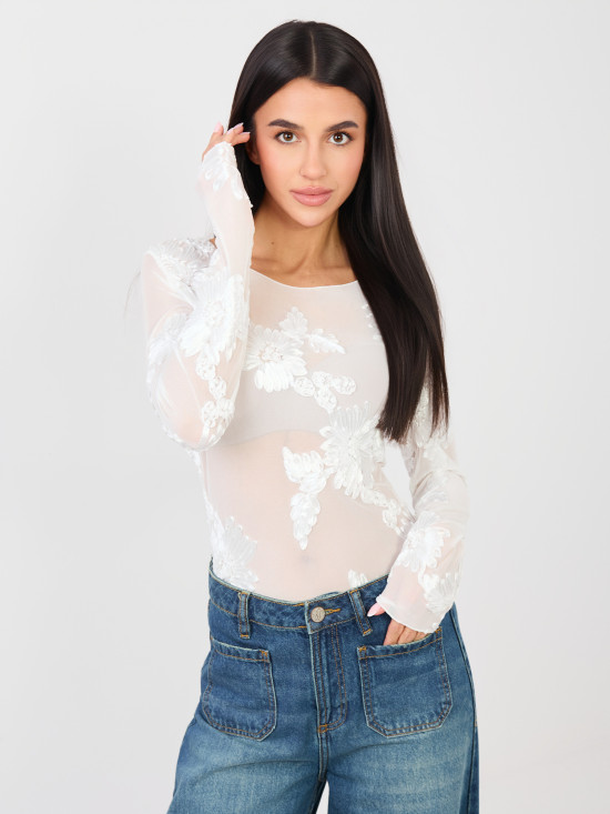 Biela elegantná blúzka s kvetinovou aplikáciou a výšivkou