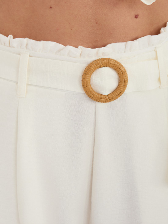 Biele viskózové šortky s opaskom