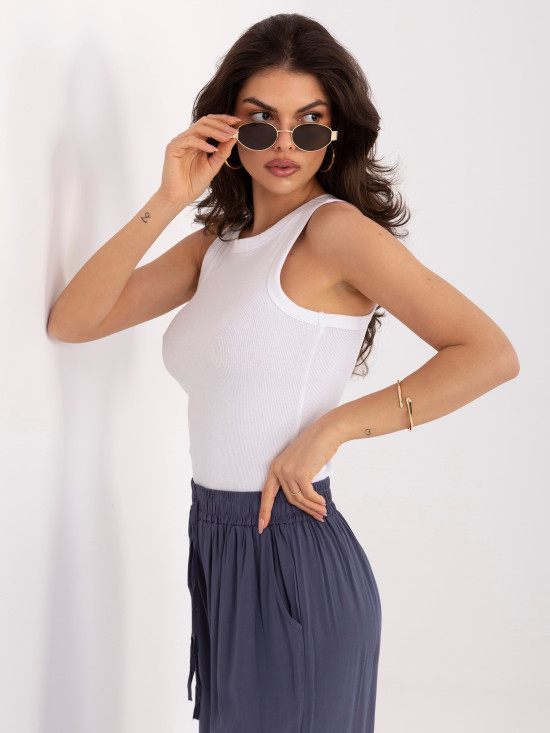 Biely rebrovaný top bez rukávov