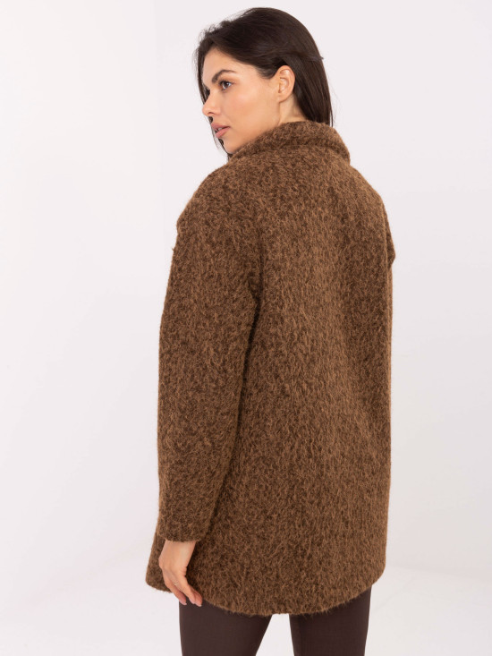 Krátky elegantný prechodný kabát v hnedej farbe